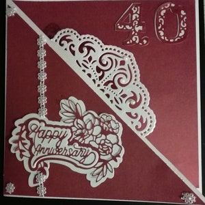 Una hermosa tarjeta de aniversario de 8x8 hecha a mano. Coloreado para que coincida con el año de aniversario con el número elegido. Adornado a mano con perlas artificiales.