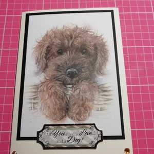 Una hermosa tarjeta hecha a mano de 5x7 con un cockerpoo marrón chocolate y el sentimiento Todo lo que necesitas es amor y un perro.