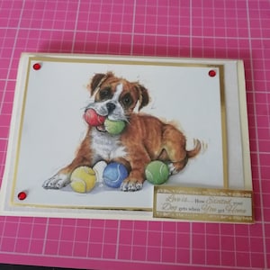 Boxer Hund 13x18 Karte mit einem Boxer Hund der 5 farbige Tennisbälle besitzt. Gefühl -Liebe ist, wie begeistert Ihr Hund ist, wenn Sie nach Hause kommen.