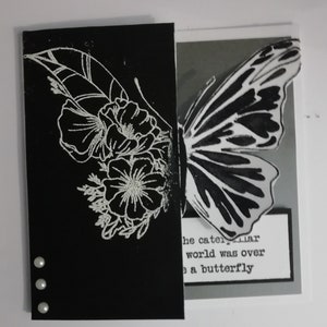 Eine wunderschöne handgefertigte Motivationskarte mit einem Schmetterling. Gerade als die Raupe dachte, ihre Welt sei zu Ende, verwandelte sie sich in einen Schmetterling.