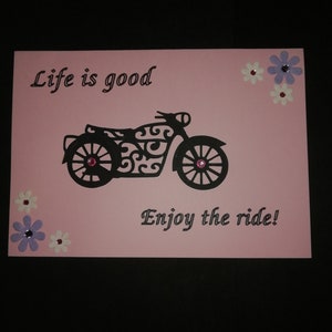 Una hermosa tarjeta hecha a mano de 8x6 con una motocicleta antigua y el sentimiento La vida es buena, disfruta el viaje. Decorado con flores.