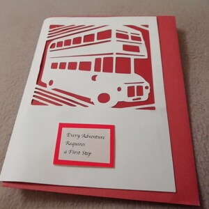 Una bella carta 7 x 5 fatta a mano con un autobus britannico a due piani in rosso. Personalizzato in base alle tue esigenze con un messaggio a tua scelta.