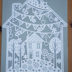 Bellissimo biglietto New Home in carta tagliata. Montato su cartoncino effetto satinato di alta qualità. Interno vuoto per il tuo messaggio. Fornito con busta.