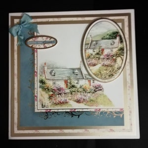Una bella carta 8x8 fatta a mano con un cottage di campagna
