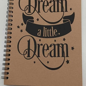 Cahier vierge A5 à reliure spirale Rêve, petit rêve. Contient des pages vierges avec une couverture en carton kraft.