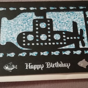 Favoloso biglietto di auguri di compleanno sottomarino 7 x 5 in carta fatta a mano con un sottomarino, un pesce e la scritta Happy Birthday.