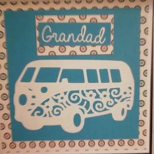Una hermosa tarjeta hecha a mano de 8x8 con una autocaravana clásica y el sentimiento del abuelo. Se puede personalizar con su propio texto.