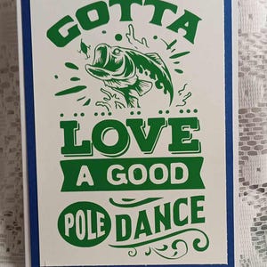 "Tengo que amar el baile en barra": tarjeta de felicitación para un pescador o pescador. Tamaño 7x5 con sobre. Interior en blanco para escribir tu propio mensaje.