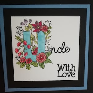 Tarjeta 6x6 pintada a mano con el sentimiento Uncle With Love. La U del tío está coloreada con flores y follaje.