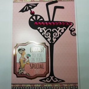Tarjeta de cumpleaños con temática Art Deco: copa de cóctel