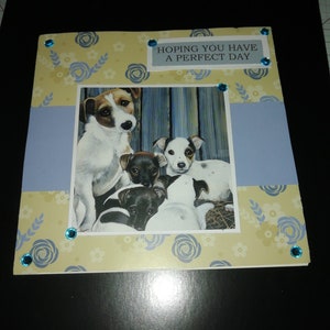 Una hermosa tarjeta hecha a mano de 6x6 con una familia de mamás y cachorros Jack Russell. Bellamente ilustrado. Esperando que tengas un día perfecto.
