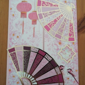 Carte A5 de style oriental représentant des éventails, des oiseaux et des lanternes, s'ouvrant au centre du panneau avant.