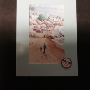 Una hermosa tarjeta hecha a mano de 7x5 que presenta una hermosa pintura de un hombre y un perro caminando por la playa. Sentimiento personalizado disponible.