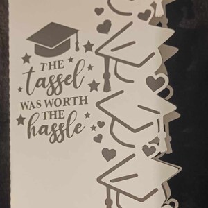 Cartão de borda lateral de comemoração de formatura. 7x5. Personalizado de acordo com suas necessidades. Vários designs com capelo e borla. Todos os cartões 2025.