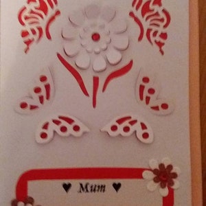 Belle carte 3D faite main avec une fleur et des papillons qui ressortent sur le devant. Se plie à plat pour l'affranchissement. Peut être personnalisé.