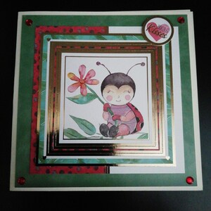 Una hermosa tarjeta hecha a mano de 6x6 con una linda mariquita y el sentimiento Bugs and Kisses.