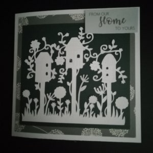 Una bellissima carta 6x6 fatta a mano con casette per uccelli in silhouette Dalla nostra casa alla tua. Bellissimo sfondo di carta di tarassaco