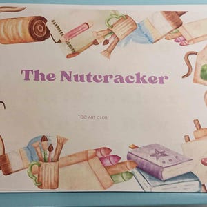 Könnte beinhalten: Eine hellblaue Box mit weißem Hintergrund und einer bunten Illustration von Kunstmaterialien. Der Text "The Nutcracker" ist in lila Buchstaben geschrieben. Der Text "TCC Art Club" ist in schwarzen Buchstaben geschrieben.