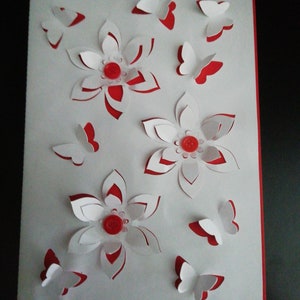 Una hermosa tarjeta recortada en 3D de 7x5 hecha a mano con flores y mariposas. Decorado con pequeños botones rojos.