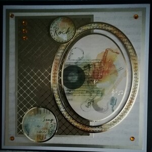 Una bellissima carta 8x8 fatta a mano con musica