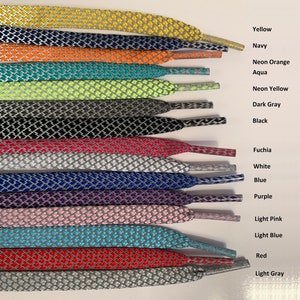 Puede incluir: Una variedad de colores de cordones para zapatos, incluyendo amarillo, azul marino, naranja ne&oacute;n, aguamarina, amarillo ne&oacute;n, gris oscuro, negro, fucsia, blanco, azul, morado, rosa claro, azul claro, rojo y gris claro. Los cordones est&aacute;n hechos de un material texturizado con un hilo plateado que los atraviesa.