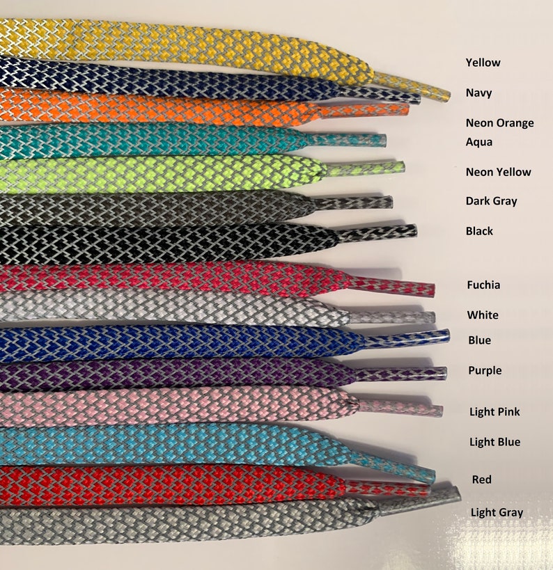 Puede incluir: Una variedad de colores de cordones para zapatos, incluyendo amarillo, azul marino, naranja ne&oacute;n, aguamarina, amarillo ne&oacute;n, gris oscuro, negro, fucsia, blanco, azul, morado, rosa claro, azul claro, rojo y gris claro. Los cordones est&aacute;n hechos de un material texturizado con un hilo plateado que los atraviesa.