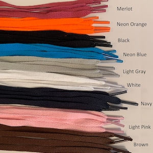 Puede incluir: Una variedad de colores de cordones para zapatos, incluyendo merlot, naranja ne&oacute;n, negro, azul ne&oacute;n, gris claro, blanco, azul marino, rosa claro y marr&oacute;n.