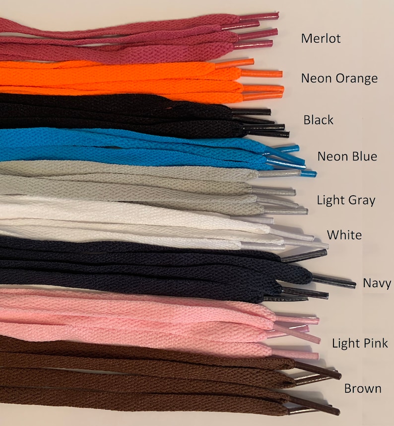 Puede incluir: Una variedad de colores de cordones para zapatos, incluyendo merlot, naranja ne&oacute;n, negro, azul ne&oacute;n, gris claro, blanco, azul marino, rosa claro y marr&oacute;n.