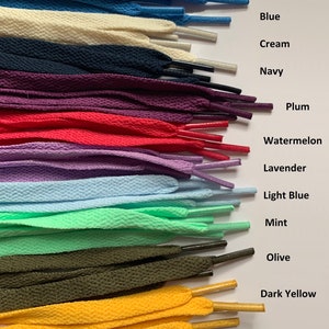 Puede incluir: Una variedad de colores de cordones para zapatos, incluyendo azul, crema, azul marino, ciruela, sand&iacute;a, lavanda, azul claro, menta, oliva y amarillo oscuro.