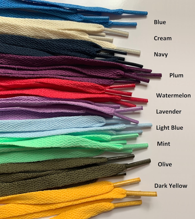 Puede incluir: Una variedad de colores de cordones para zapatos, incluyendo azul, crema, azul marino, ciruela, sand&iacute;a, lavanda, azul claro, menta, oliva y amarillo oscuro.