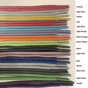 Puede incluir: Una variedad de colores de cordones con un patr&oacute;n reflectante. Los colores incluyen fucsia, gris claro, amarillo, rojo, azul claro, morado claro, naranja ne&oacute;n, amarillo ne&oacute;n, negro, rosa claro, azul, blanco, gris oscuro, verde claro y morado.