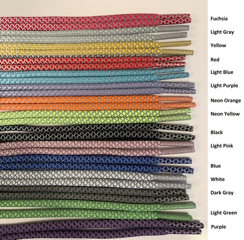 Puede incluir: Una variedad de colores de cordones con un patr&oacute;n reflectante. Los colores incluyen fucsia, gris claro, amarillo, rojo, azul claro, morado claro, naranja ne&oacute;n, amarillo ne&oacute;n, negro, rosa claro, azul, blanco, gris oscuro, verde claro y morado.