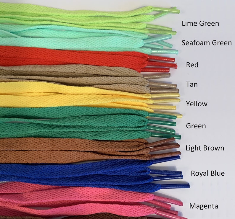 Puede incluir: Una colecci&oacute;n de cordones de zapatos en varios colores, incluyendo verde lima, verde agua, rojo, marr&oacute;n claro, amarillo, verde, marr&oacute;n claro, azul real y magenta.