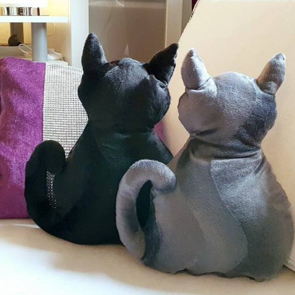 kleiner schwarzer Kater, Kuschelkissen für Katzenliebhaber, personalisierbar