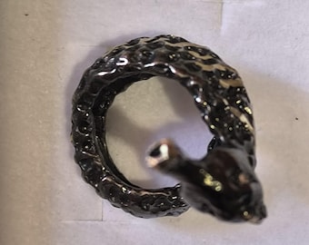 Anillo de hipocampo en plata 925 bruñida negra