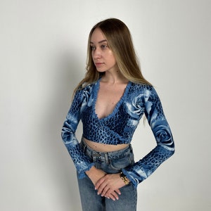 90年代のヴィンテージ MISS BLUMARINE ブルー ラップ トップ。アニマル フローラル クロップ トップ