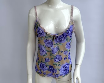 Top de malla floral estilo años 2000 de Dolce & Gabbana. Estampado de rosas moradas.