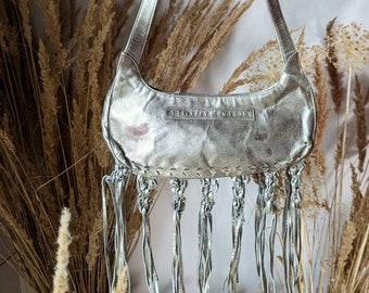 Bolso de hombro Christian Lacroix vintage Y2K con flecos, color plata metalizado.