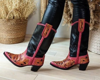 y2k vintage BLUMARINE-cowboylaarzen. leren cowgirl-laarzen. Westernlaarzen met hak en bloemeninleg. voorjaar 2002. maat 37EU