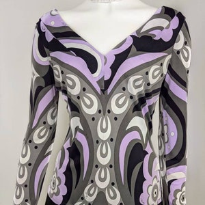 Blusa abstracta vintage Emilio Pucci Y2k con cuello en V y manga larga