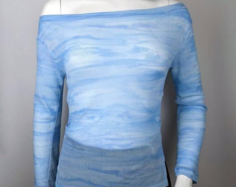 Top de malla azul vintage de los años 90 de VERSACE. Top con estampado de cielos nublados. Blusa transparente con escote barco.