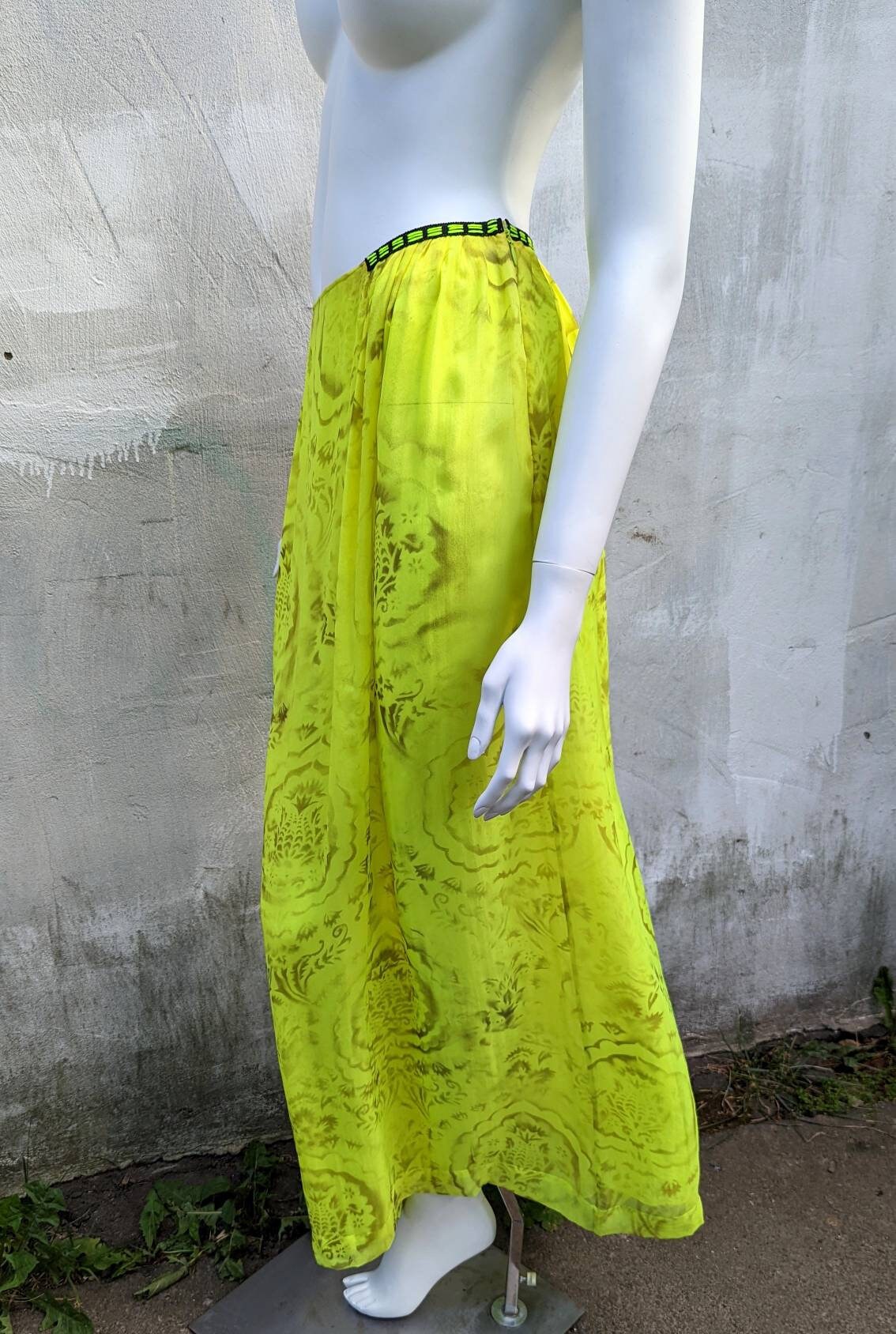 Jupe Vintage Moschino Y2K - Imprimé Floral Multicolore, Taille M, Longueur Midi, Occasion Très Bon état