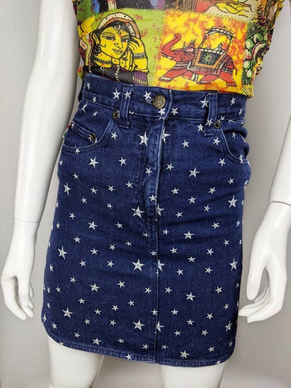 ヴィンテージ 90 年代 MOSCHINO デニム ミニスカート。星の刺繍 ヴィンテージ 90 年代 MOSCHINO デニム ミニスカート。星の刺繍