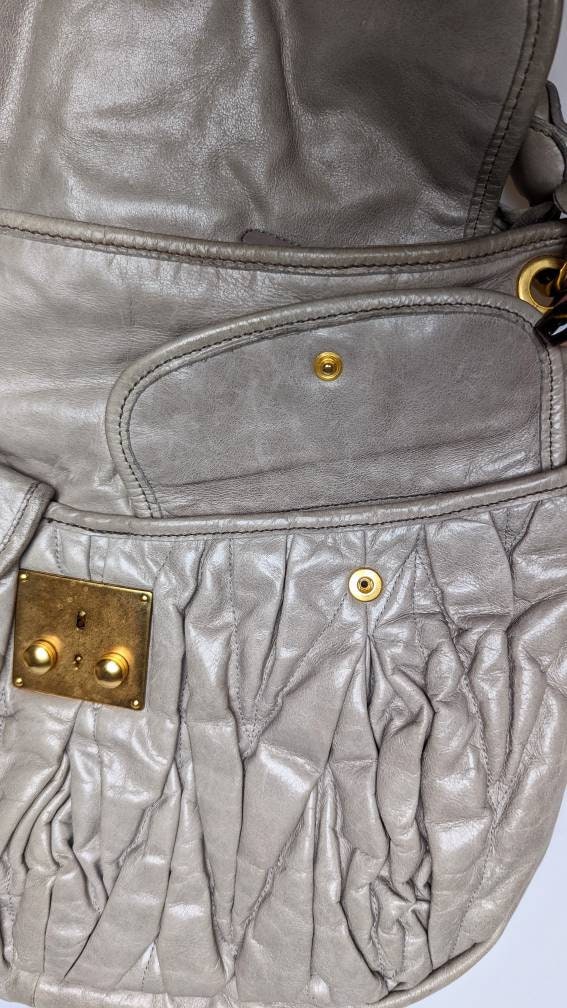 miu miu キルティングショルダーバッグ グレー miu miu キルティングショルダーバッグ グレー
