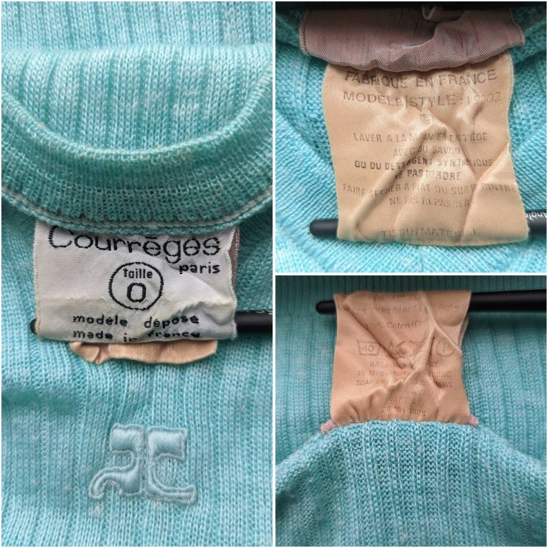 Puede incluir: Un su&eacute;ter de punto azul claro con una etiqueta blanca que dice "Courr&egrave;ges taille 0 paris mod&egrave;le d&eacute;pose made in France". El su&eacute;ter tambi&eacute;n tiene un logotipo bordado blanco en la parte delantera.