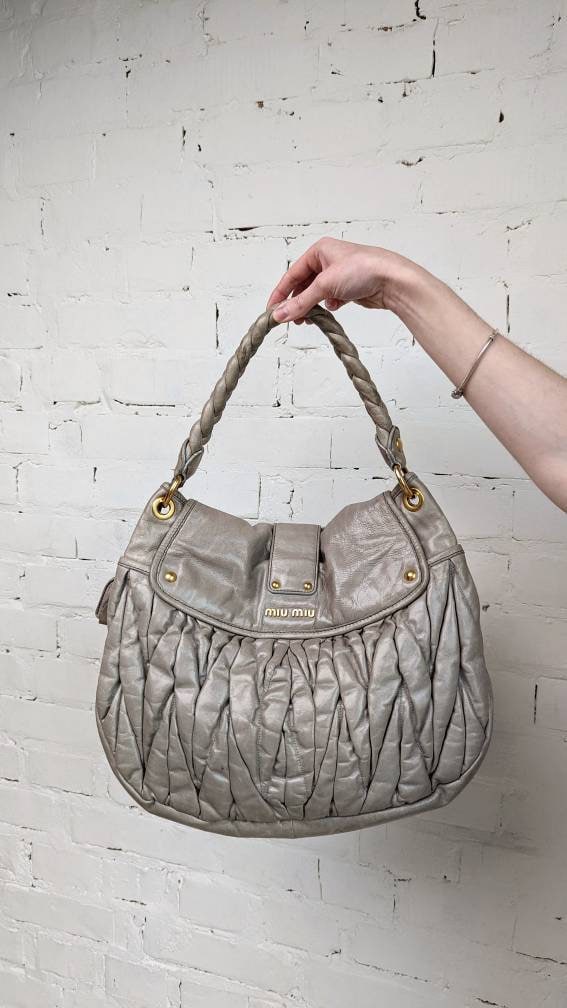 Y2k ヴィンテージ MIU MIU レザーハンドバッグ。グレーの Y2k ヴィンテージ MIU MIU レザーハンドバッグ。グレーの