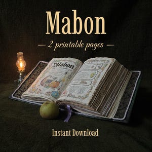Könnte beinhalten: Ein aufgeschlagenes Buch mit gealterten Papierseiten, das den Text Mabon sowie Illustrationen eines Füllhorns und einer Ernte zeigt. Ein grüner Apfel liegt auf dem Einband und eine kleine brennende Öllampe steht in der Nähe.
