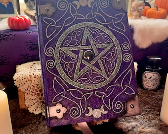 SPRZEDANE • Szept Zasłony – Ręcznie robiony Grimoire Czarownicy, Hematyt, Pentagram, Potrójny Księżyc i Węzły Celtyckie | Fioletowa, srebrna, zielona Księga Cieni
