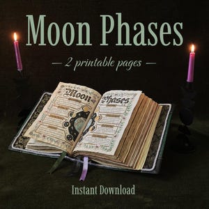 K&ouml;nnte beinhalten: Ein aufgeschlagenes Buch mit zwei Seiten mit der &Uuml;berschrift Moon Phases, das Illustrationen von Mondzyklen und Text zeigt. Zwei violette Kerzen in schwarzen Haltern stehen auf beiden Seiten. Der Text Moon Phases und 2 printable pages erscheint &uuml;ber dem Buch.