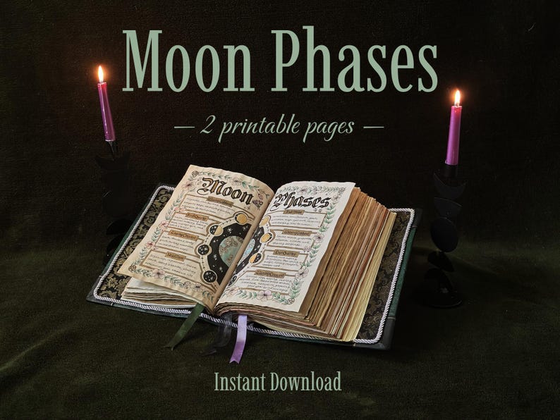 K&ouml;nnte beinhalten: Ein aufgeschlagenes Buch mit zwei Seiten mit der &Uuml;berschrift Moon Phases, das Illustrationen von Mondzyklen und Text zeigt. Zwei violette Kerzen in schwarzen Haltern stehen auf beiden Seiten. Der Text Moon Phases und 2 printable pages erscheint &uuml;ber dem Buch.